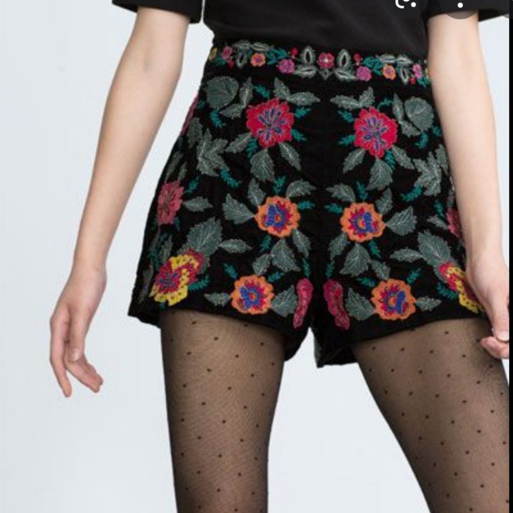 New Zara Trafaluc Embroidered Beaded Floral High Waisted Velvet Shorts M Holiday